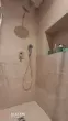 Douche moderne avec robinetterie encastrée installée dans une maison neuve à Ventabren
